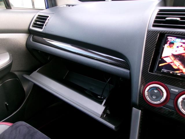 グローブボックス周りの擦り傷や汚れも無く、非常に綺麗な状態が確保されています。