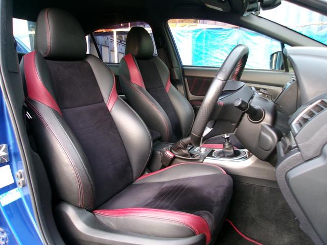 ホールド感も良く、街乗りからスポーツ走行まで幅広く対応するＳＴＩ専用シートです。ステッチの破れや擦れも殆ど無く綺麗な状態です。