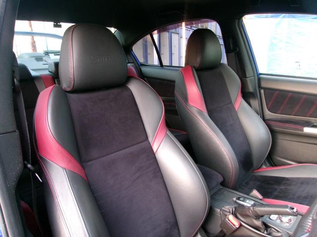 ホールド感も良く、街乗りからスポーツ走行まで幅広く対応するＳＴＩ専用シートです。ステッチの破れや擦れも殆ど無く綺麗な状態です。