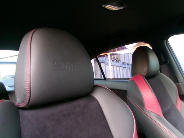 ホールド感も良く、街乗りからスポーツ走行まで幅広く対応するＳＴＩ専用シートです。ステッチの破れや擦れも殆ど無く綺麗な状態です。