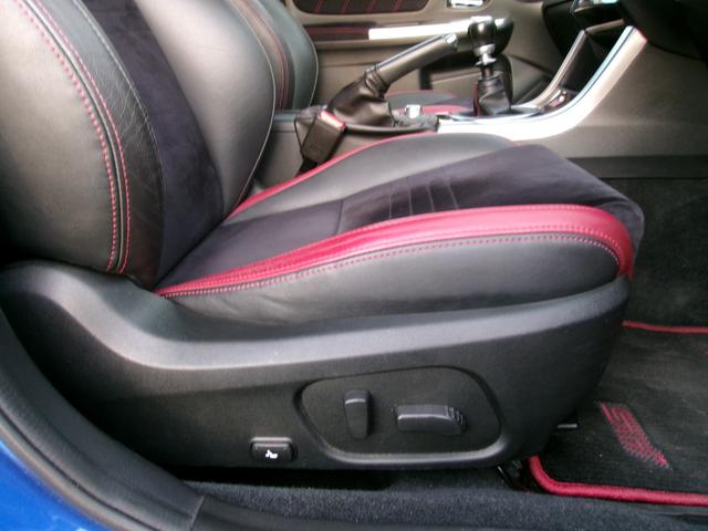 シートの位置は指先の操作で簡単に調整が出来る電動シートとなっています。動作も問題なくスムーズに動きます。