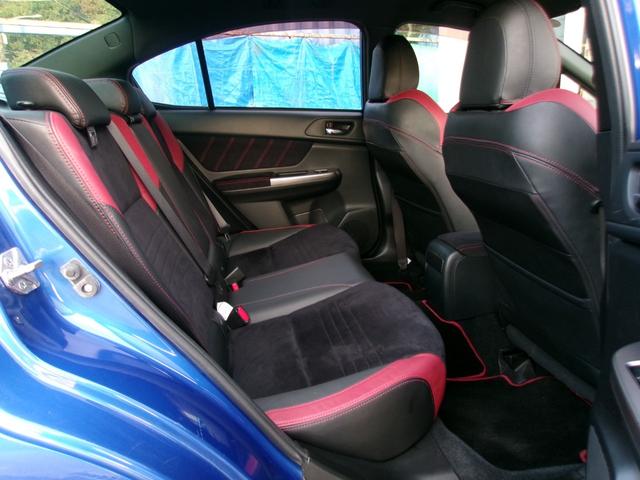 使用感が少ない、とても広々とした後部座席です。大人が後部座席に乗っても余裕のあるスペースですので、大人数の長距離でも余裕のドライブが可能です。