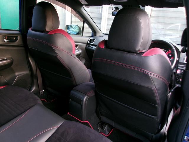 シート裏の表皮の擦れなどのダメージも無く、非常に綺麗な状態です。