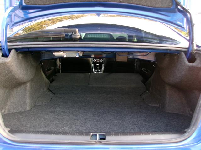 後部座席を倒すと、ここまでフルフラットになります！非常に広く、大人が寝そべれる位のスペースが出来るので、大きな荷物も楽々積み込めます。