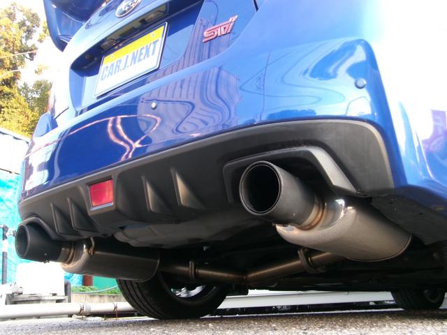 マフラーは、藤壺技研のＡ−ＲＭ＋Ｃデュアルマフラー！等長エキマニながら、ボクサーエンジンの独特なサウンドを楽しめます♪ＳＴＩのリアアンダースポイラーもバッチリ決まってますね！