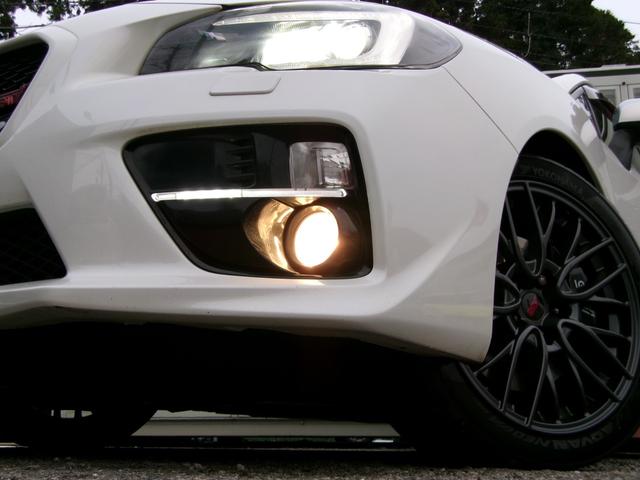 純正オプションのＬＥＤアクセサリーライナーも装備しています！フォグも付いていますので、視界の悪い天候時でもより明るくドライブする事が可能です。ＬＥＤバルブの取り付けも可能ですのでお気軽にご相談下さい。
