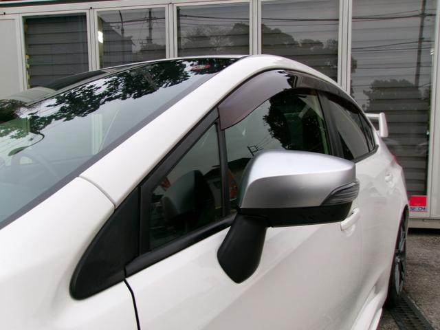 走行中の車内の換気に役立つサイドバイザー付きです！また、ドアミラーの擦り傷も無く非常に綺麗な状態です。ありがちな電動格納の故障も無く元気に動作します。