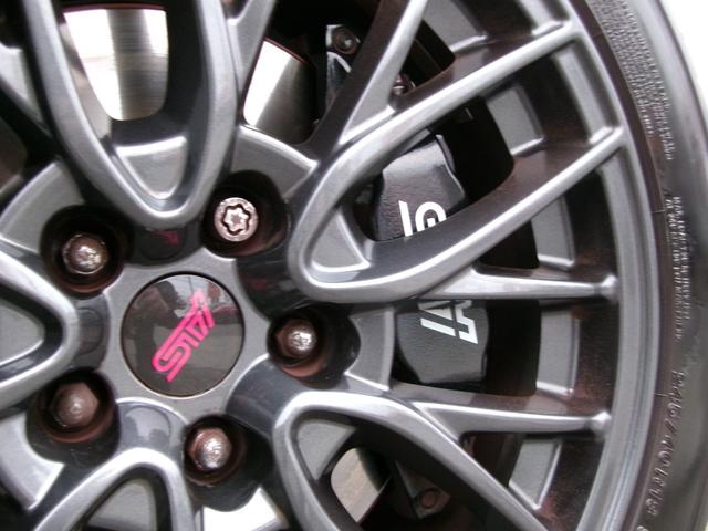 ＳＴＩのロゴ入りブレーキキャリパーはお馴染みブレンボ製４ポットキャリパー！制動力はお墨付きです！ＳＴＩロゴの塗装剥がれも無く、とても綺麗な状態です。