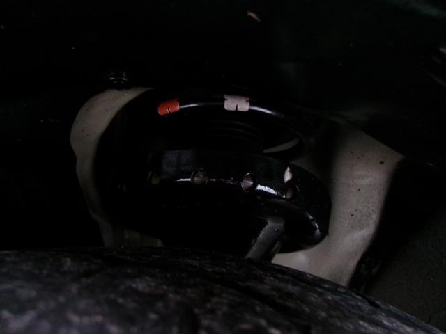 サスペンションも錆や腐食も無く、非常に綺麗な状態です。街乗りから高速走行まで、純正ならではのマイルドな乗り味です。社外の車高調整の取り付けも可能ですので、担当スタッフまでお気軽にご相談くださいませ！