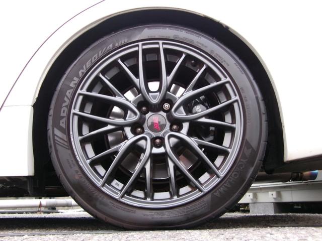 細かいスタイリッシュなスポークデザインが人気の純正１８インチアルミホイール！純正品ならではのマッチングで飽きが来ないデザインに仕上がっています♪