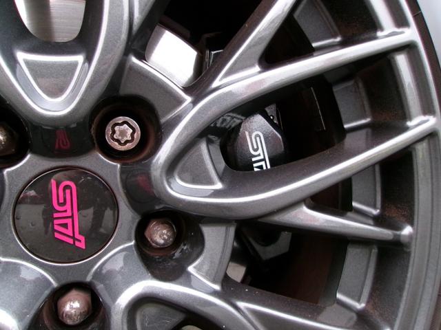 ＳＴＩのロゴ入りブレーキキャリパーはお馴染みブレンボ製４ポットキャリパー！制動力はお墨付きです！ＳＴＩロゴの塗装剥がれも無く、とても綺麗な状態です。