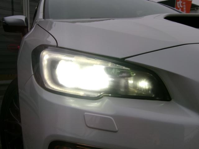 コの字型に光るＬＥＤにスバルらしさが漂いますね！ライトのくすみやキバミも無く非常に綺麗な状態です。ライトはＬＥＤバルブを搭載していますので、暗い夜道でも閃光の如く明るく遠くまで照らしてくれます。