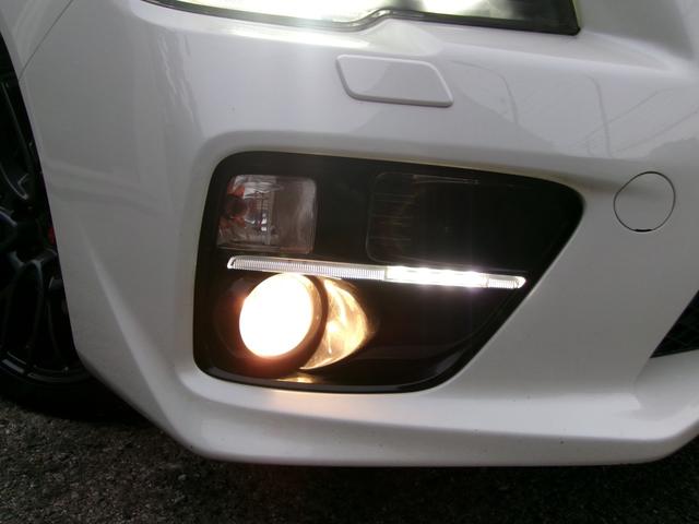 純正オプションのＬＥＤアクセサリーライナーも装備しています！フォグも付いていますので、視界の悪い天候時でもより明るくドライブする事が可能です。ＬＥＤバルブの取り付けも可能ですのでお気軽にご相談下さい。