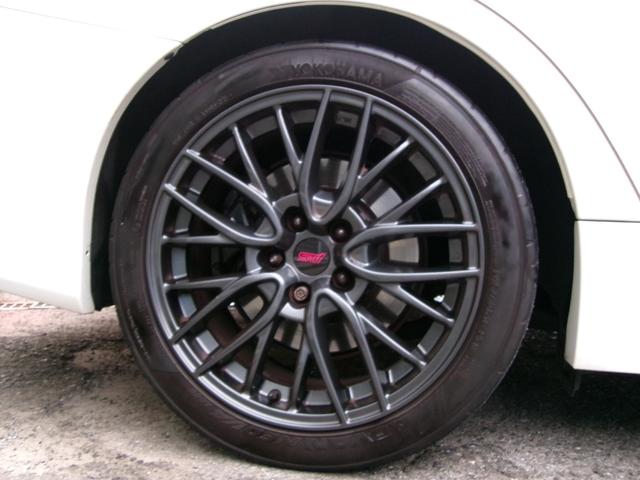 細かいスタイリッシュなスポークデザインが人気の純正１８インチアルミホイール！純正品ならではのマッチングで飽きが来ないデザインに仕上がっています♪