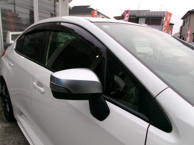 走行中の車内の換気に役立つサイドバイザー付きです！また、ドアミラーの擦り傷も無く非常に綺麗な状態です。ありがちな電動格納の故障も無く元気に動作します。