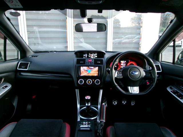 タバコや芳香剤の匂いも無く、非常に綺麗な内装です。スバル車らしいスタイリッシュで無駄が無く、非常にシンプルでとても快適な内装です！かつ操作性の良いインテリアとなっています。