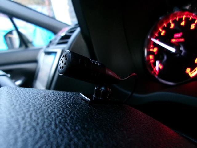 ハンズフリーマイク付きですので、ナビとスマートフォンをペアリングする事によってハンズフリーで通話をする事が可能です。