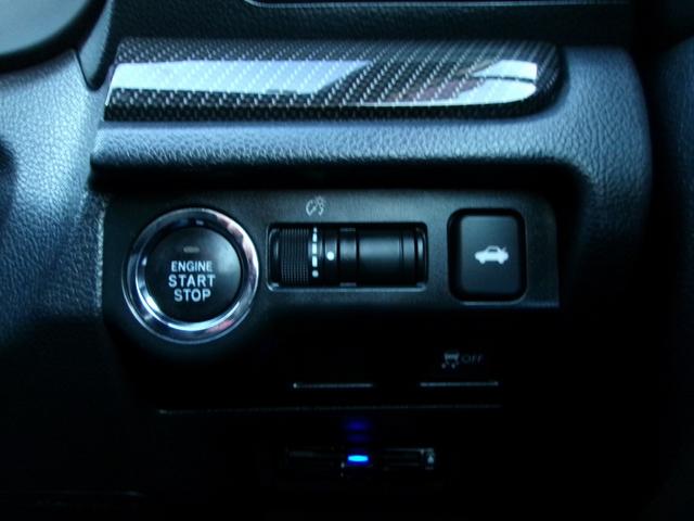 プッシュスタートなので、クラッチを踏んでスイッチを押すだけでエンジンの始動が可能です。キーは差し込まず、ポケットやバッグに入れたままエンジンの始動が可能なので、非常にラクチンです♪