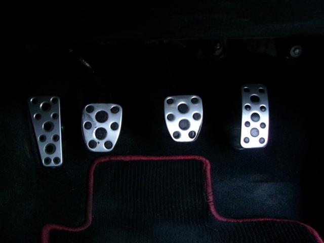 乗って楽しい６速ＭＴ！操る楽しさ満載の３ペダル！アルミのフットペダルがスポーティで非常にカッコイイですね！ありがちな削れも無く非常に綺麗な状態です。