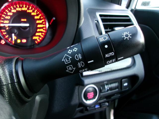 オートライトなので、暗くなりはじめた夕方や、トンネルの中に入った時に自動的にヘッドライトが点灯します。スイッチの切り替えでライトを点灯させる必要がありませんので、とても便利な装備です。