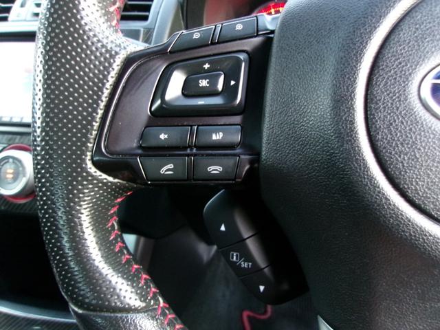 ハンドルに備え付けられたステアリングリモコンでナビの操作やオーディオの音量調整やモードの切り替える事が可能です。操作の度に目線をナビに移動させる必要がありません。