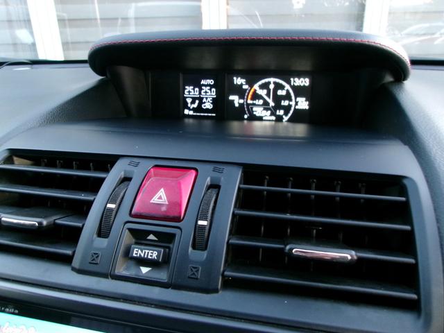 マルチインフォメーションディスプレイにはブースト計や残念量走行可能距離やアクセル開度、平均燃費等気になる情報を表示させる事が可能です。ハザードスイッチ下のスイッチでお好みの画面に切り替えが可能です。