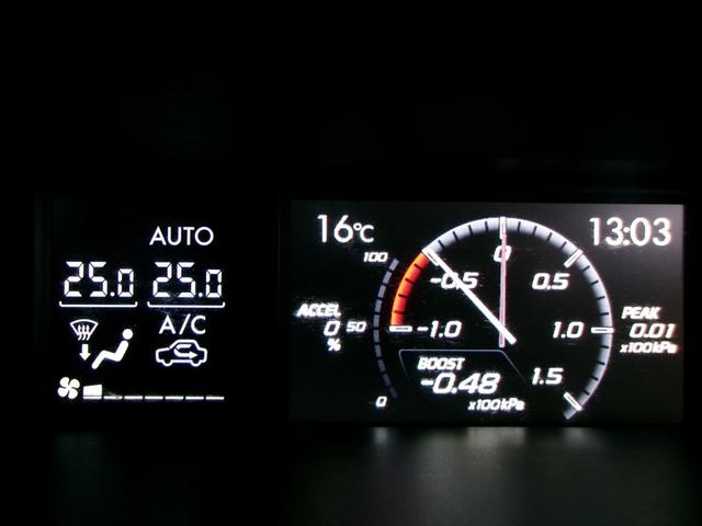 マルチインフォメーションディスプレイにはブースト計や残念量走行可能距離やアクセル開度、平均燃費等気になる情報を表示させる事が可能です。ハザードスイッチ下のスイッチでお好みの画面に切り替えが可能です。