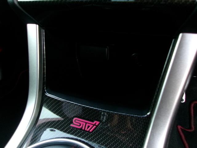 ＵＳＢポートや１２Ｖ電源ソケットに市販の充電器等を差し込んで、スマホやｉ－ｐｏｄ等の機器の充電も可能です！