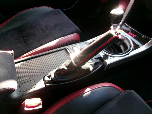 シフトノブからＤＣＣＤコントローラー、ＳＩドライブコントローラーまで非常にシンプルな配置に設定されていますので操作性もグッド！カップホルダーのスライドカバーの割れも無く非常に綺麗な状態です。