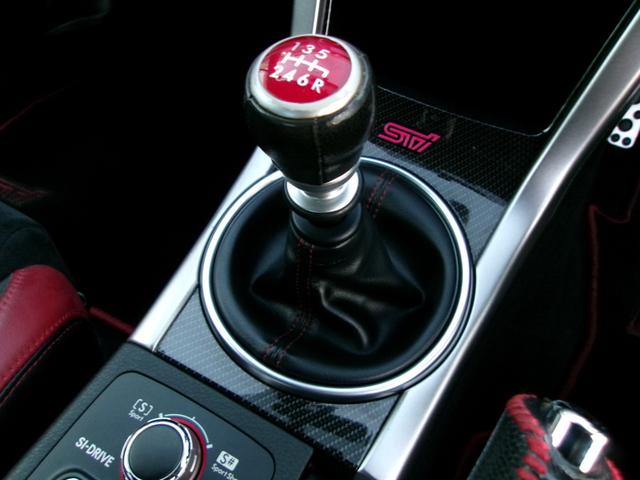 シフトも引っ掛かりが無く、非常にスムーズにスコスコ入力出来ます。シフトリンケージブッシュのへたりも無く、走りが楽しい６速マニュアルです♪ありがちなシフトノブの表皮剥がれも無く、綺麗な状態です。