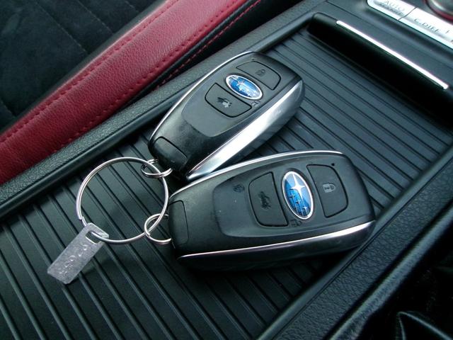 スマートキーはポケットやバッグにキーを入れたまま、ドアロックやエンジン始動が可能です。キーを鍵穴に差し込む必要がありませんので、バッグの中で鍵を探したり、鍵穴に差し込んだり等の必要がなくラクチンです♪