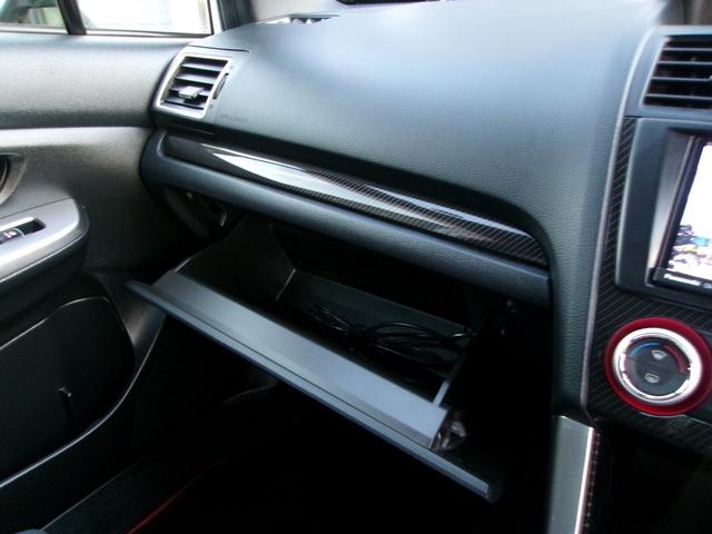 グローブボックスを開けるとこんなに広い収納があります。書類やＣＤ等を入れて整理もできます。