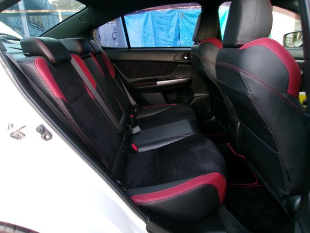 ホールド感も良く、街乗りからスポーツ走行まで幅広く対応するＳＴＩ専用シートです。ステッチの破れや擦れも殆ど無く綺麗な状態です。