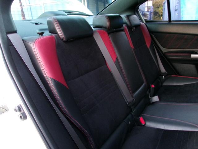 ホールド感も良く、街乗りからスポーツ走行まで幅広く対応するＳＴＩ専用シートです。ステッチの破れや擦れも殆ど無く綺麗な状態です。
