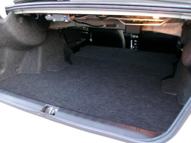 後部座席を倒すと、ここまでフルフラットになります！非常に広く、大人が寝そべれる位のスペースが出来るので、大きな荷物も楽々積み込めます。