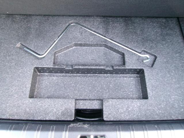 トランクルーム内にはちょっとした小物を収納できるスペースがありますので、洗車道具の収納などにとても便利にお使い頂けます。