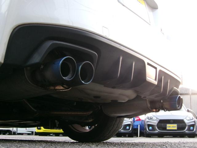 純正マフラーに焼き色が綺麗なマフラーカッターを装着しリアビューがスポーティに仕上がっています！お好みのマフラーの取り付けも可能ですので、担当スタッフまでお気軽にご相談くださいませ！