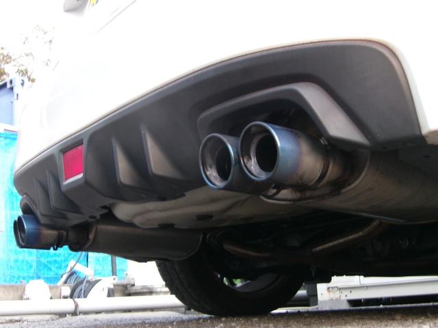 純正マフラーに焼き色が綺麗なマフラーカッターを装着しリアビューがスポーティに仕上がっています！お好みのマフラーの取り付けも可能ですので、担当スタッフまでお気軽にご相談くださいませ！