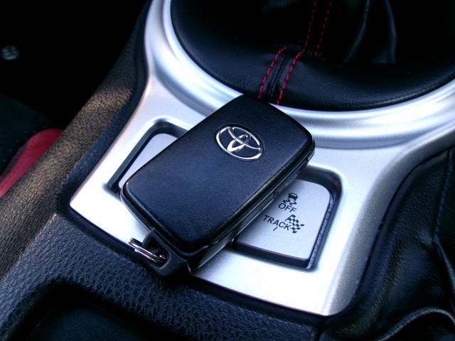 ８６ ＧＴリミテッド　ワンオーナー／ＴＲＤフロントスポイラー＆サイドスカート＆リアバンパースポイラー／柿本ＣｌａｓｓＫＲ４本出しマフラー／ＬＥＤスモークテール／シートヒーター／ハーフレザーシート／プッシュスタート／ＥＴＣ（55枚目）