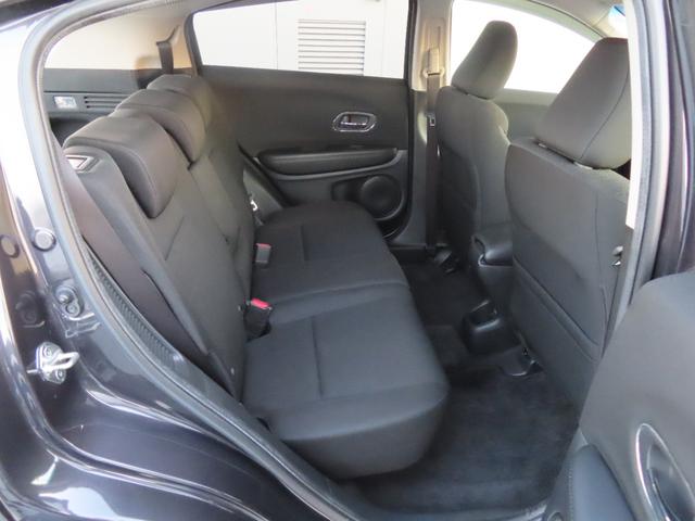 ヴェゼル ハイブリッドＸ　リヤカメラ　ＥＴＣ付き　Ａクルーズ　セキュリティアラーム　ＶＳＡ　アイドリングＳＴＯＰ　禁煙　整備記録簿　スマートキ　ＵＳＢ接続　サイドエアバッグ　衝突安全ボディ　ＬＥＤライト　ＡＡＣ（12枚目）