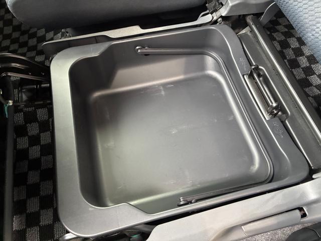 助手席下部にも収納スペースあります!
