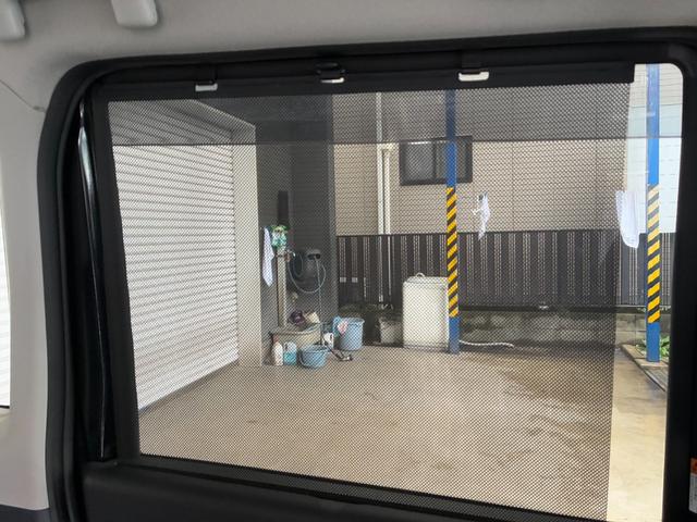 後席にはサンシェード付き!