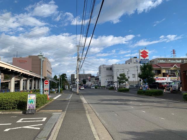 トレッサ横浜南棟前のスズキの大きな看板が目印です!臨港バス「トレッサ横浜前」バス停の目の前に当店があります。