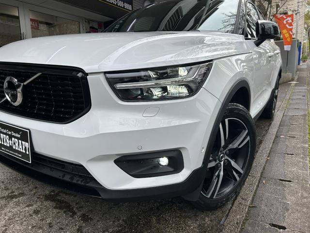 ＸＣ４０ Ｔ４　ＡＷＤ　Ｒデザイン　パール×黒ツートン／オレンジ内装／純正ナビＴＶ／全方位カメラ／ＡＣＣ／ＢＬＩＳ／Ｂｌｕｅｔｏｏｔｈ／ＵＳＢ／プッシュスターター／トールハンマーヘッドライト／Ｒデザイン専用ＡＷ／デジタルメーター／Ｓキー（3枚目）