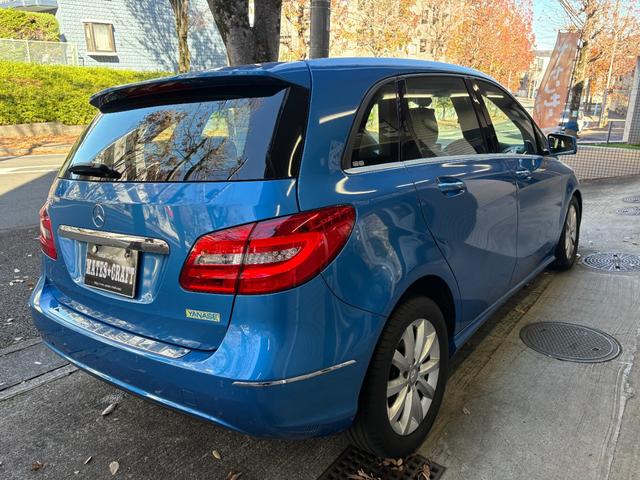 Bクラス B180 ブルーエフィシェンシー サウスシーブルー/ヘーゼルナッツブラウンレザー/純正ナビTV/Bカメラ/シートヒーター/キセノン/キーレス/スペアキー/走行33500km/スペアキー/純正アルミ/車両評価4.5点車(9枚目)