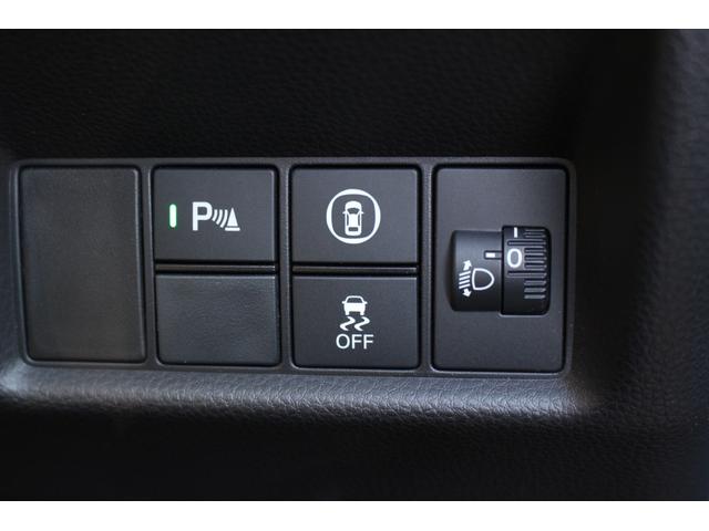 フィット ｅ：ＨＥＶホーム　純正ナビ　ワンオーナー　Ｂｌｕｅｔｏｏｔｈ　サイドカーテンエアバッグ　ＬＥＤヘッドライト　ＨｏｎｄａＳＥＮＳＩＮＧ　セキュリティアラーム　ＥＴＣ　前後誤発進抑制機能　クリソナ　助手席エアバッグ　ＡＣＣ（14枚目）