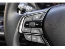 ハンドル左部分でオーディオ操作が可能。そのため、運転中でも目線をずらさずに安全運転♪スマートフォンを接続してハンズフリー通話も可能です。