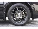 16インチのアルミホイールを装着しております。スポーティかつスタイリッシュなデザインがこのクルマの足元を演出します。