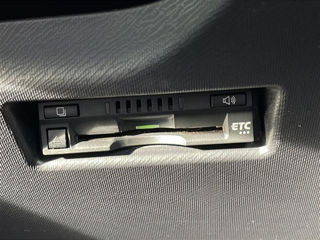 アクア Ｓスタイルブラック　純正７型ナビ　バックカメラ　ビルトインＥＴＣ　プリクラッシュセーフティ　純正１５インチアルミホイール　ＬＥＤヘッドライト　フォグライト　社外フロアマット　ドアバイザー　スペアキー　スマートキー（5枚目）