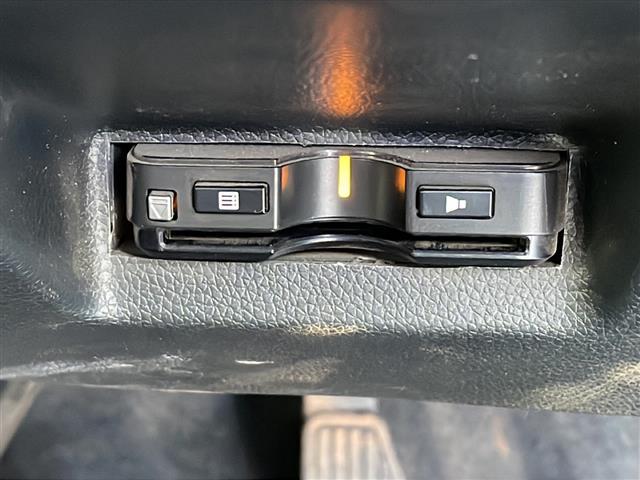 シャトル ハイブリッド　ホンダセンシング　禁煙車／純正ナビ／Ｂｌｕｅｔｏｏｔｈ／ＣＤ／ＳＤ／ＨＩＤヘッドライト／オートエアコン／社外フロアマット／ＥＴＣ／純正ホイールキャップ／パワステ／パワーウィンドウ／Ｗエアバッグ／横滑り防止／盗難防止（4枚目）